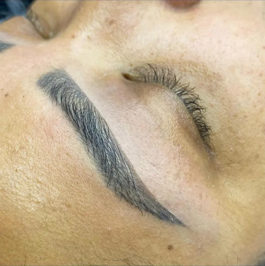 Sobrancelha desenhada e cílios, vistos de perto, olho fechado